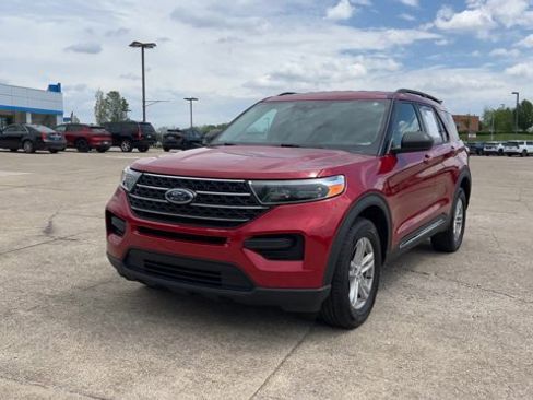 Used 2024 Ford Explorer XLT AWD/4WD image 4