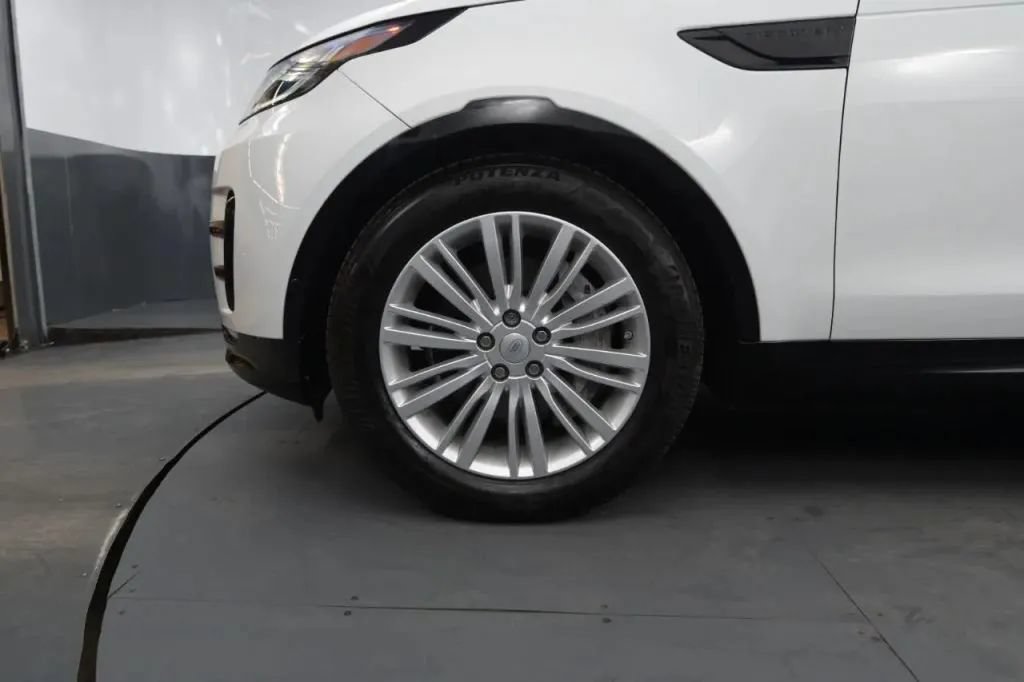 Used 2020 Land Rover Discovery Landmark AWD/4WD image 11