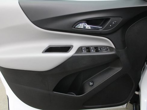 Used 2021 Chevrolet Equinox LT w/ Driver Convenience Package image 11