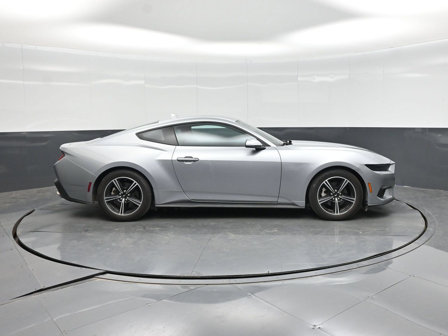 Used 2025 Ford Mustang Coupe RWD image 14