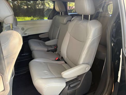Used 2025 Toyota Sienna XLE FWD image 40