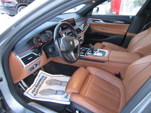 Used 2021 BMW 750i xDrive w/ Executive Package image 11