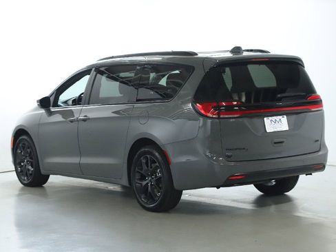 Used 2021 Chrysler Pacifica Touring-L w/ Uconnect Theater Family Group image 41