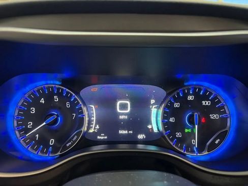 Used 2023 Chrysler Pacifica Touring-L FWD image 23