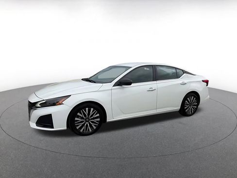 Used 2025 Nissan Altima 2.5 SV FWD image 8