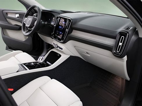 Certified 2025 Volvo XC40 B5 Plus w/ Protection Package Premier image 19