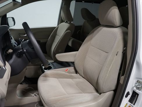 Used 2019 Toyota Sienna LE FWD image 6