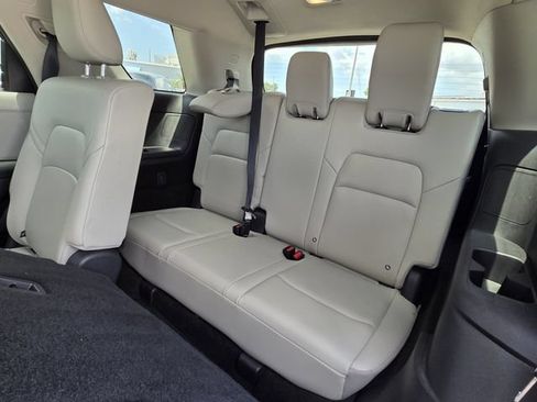 Used 2025 Nissan Pathfinder SL FWD image 17