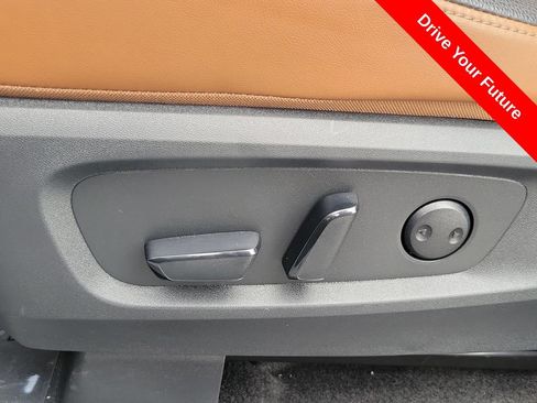 Used 2025 Nissan Pathfinder Platinum FWD image 18