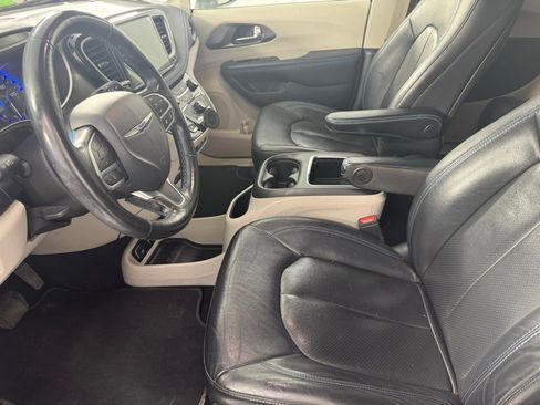 Used 2021 Chrysler Pacifica Touring-L w/ Uconnect Theater Family Group AWD/4WD image 12