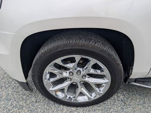 Used 2020 Chevrolet Suburban Premier w/ Premier 6.2L Value Package AWD/4WD image 12