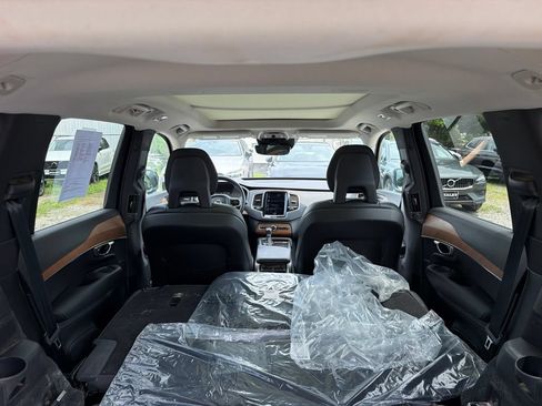 Used 2022 Volvo XC90 T6 Momentum w/ Advanced Package AWD/4WD image 5