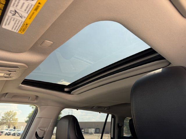 Used 2021 Toyota Highlander XLE FWD image 24
