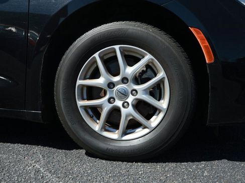 Used 2023 Chrysler Voyager LX image 5