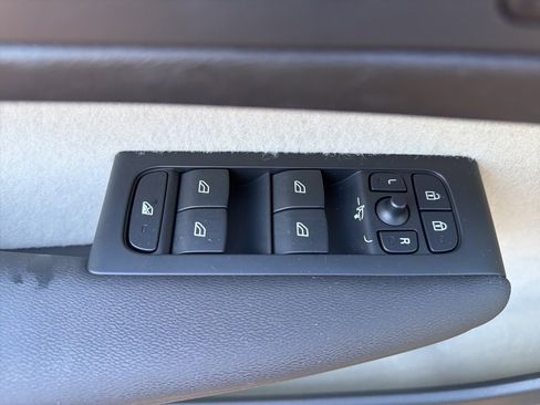 Used 2022 Volvo XC40 T5 Momentum w/ Premium Package image 19