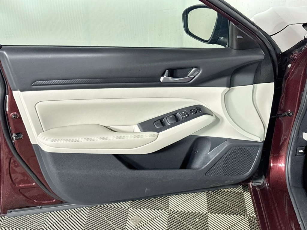 Used 2025 Nissan Altima 2.5 SV FWD image 10