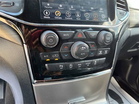 Used 2022 Jeep Grand Cherokee Laredo X image 15