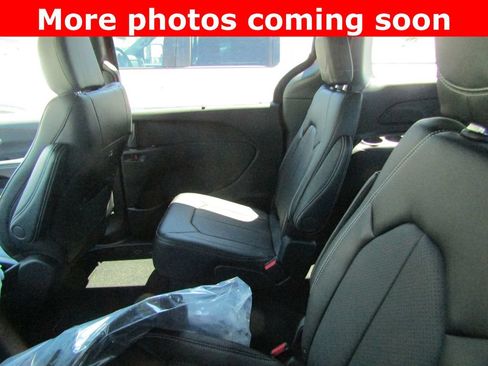 New 2027 Chrysler Pacifica Select AWD/4WD image 12