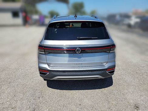 Used 2025 Volkswagen Taos SE AWD/4WD image 3