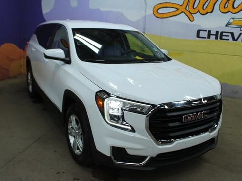 Used 2024 GMC Terrain SLE FWD image 2