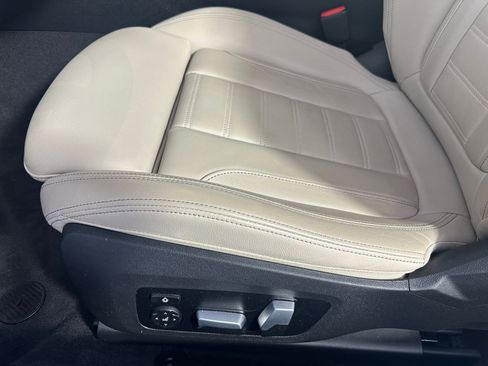 Used 2023 BMW 430i Coupe w/ Premium Package image 11