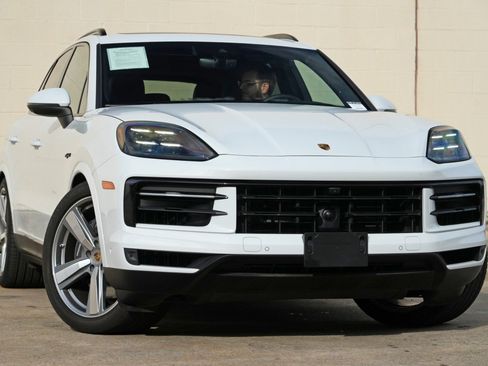 Used 2024 Porsche Cayenne AWD/4WD image 4