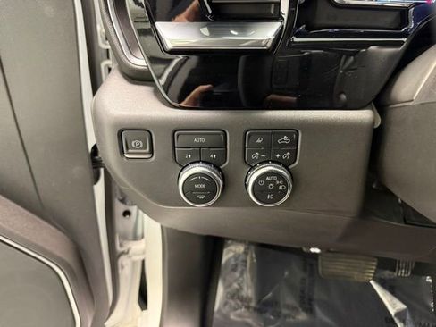Used 2022 GMC Sierra 1500 SLT AWD/4WD image 18