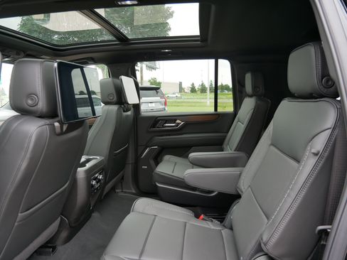 New 2026 GMC Yukon XL Denali w/ Denali Reserve Package AWD/4WD image 7