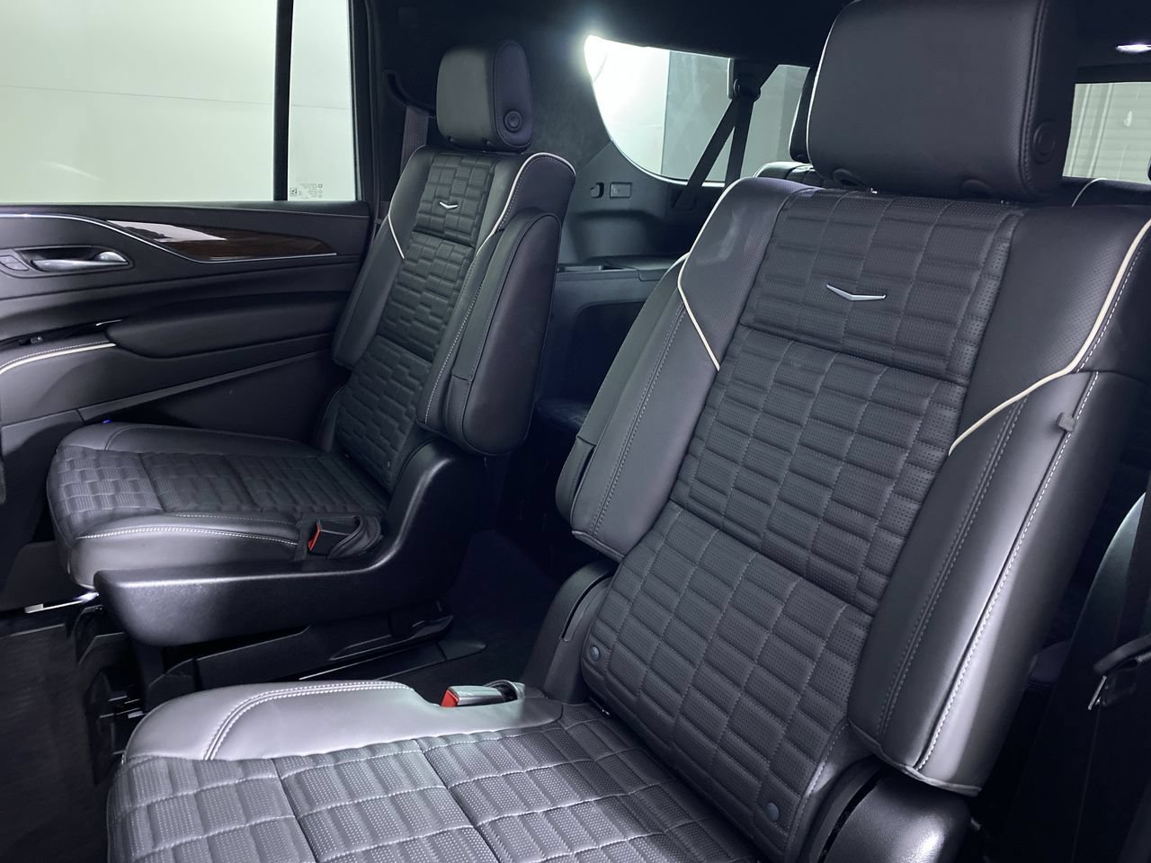 Used 2024 Cadillac Escalade ESV Sport Platinum w/ LPO, ONYX Package AWD/4WD image 14