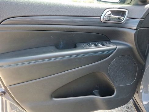 Used 2019 Jeep Grand Cherokee Laredo image 12