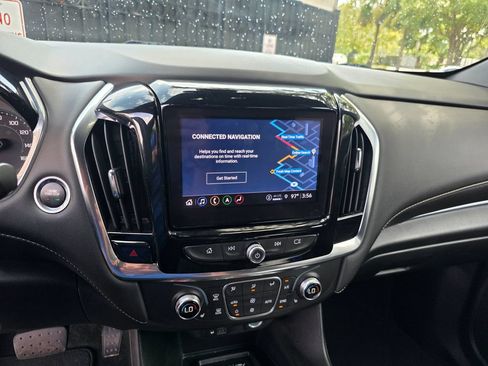 Used 2022 Chevrolet Traverse LT w/ LT Premium Package FWD image 18
