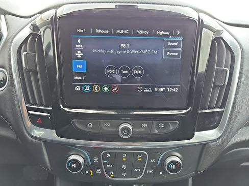 Used 2020 Chevrolet Traverse LT image 26