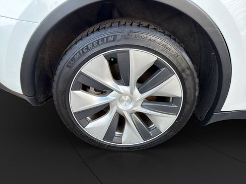 Used 2023 Tesla Model Y Long Range AWD/4WD image 23