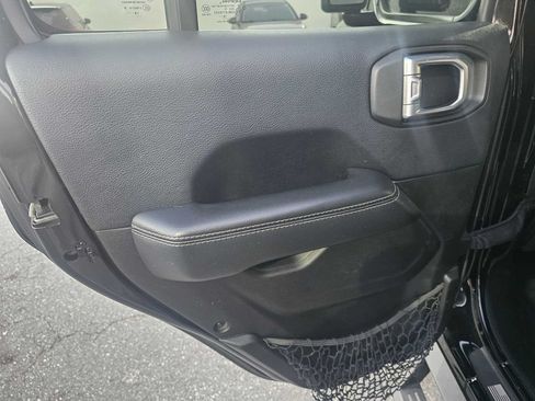 Used 2018 Jeep Wrangler Unlimited Sahara AWD/4WD image 8