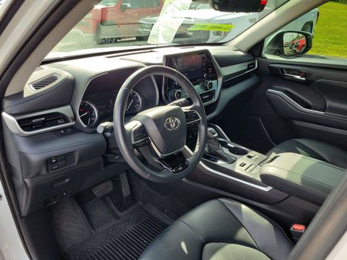 Used 2021 Toyota Highlander XLE AWD/4WD image 18