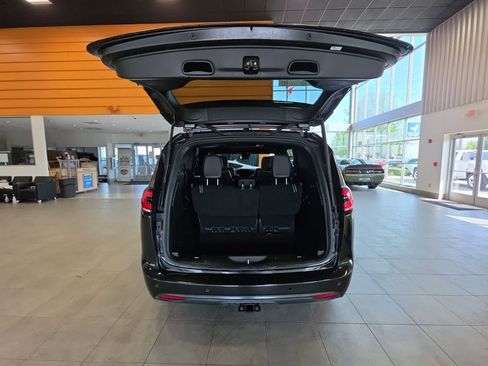 Used 2021 Chrysler Pacifica Limited AWD/4WD image 9