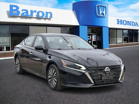 Used 2024 Nissan Altima 2.5 SV FWD image 1