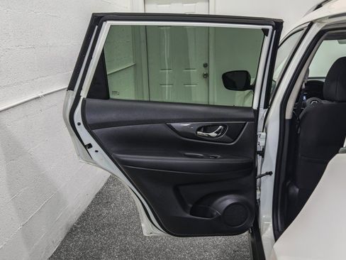 Used 2017 Nissan Rogue SV image 14