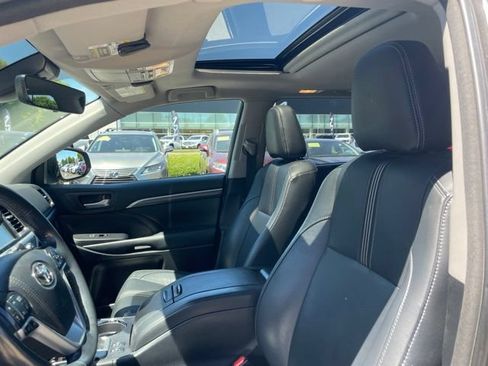 Used 2018 Toyota Highlander SE AWD/4WD image 11