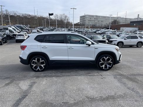 Used 2023 Volkswagen Taos SEL image 7