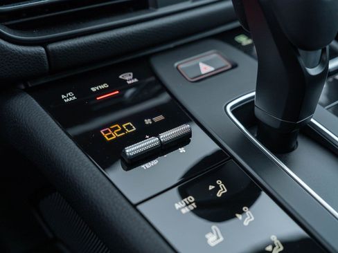 Certified 2025 Porsche Macan AWD/4WD image 31