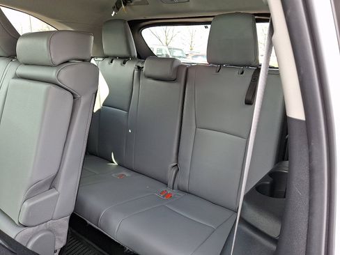 Used 2025 Toyota Highlander XLE image 11