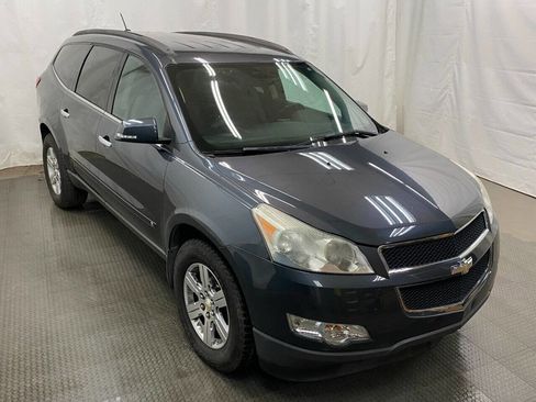 Used 2010 Chevrolet Traverse LT image 2