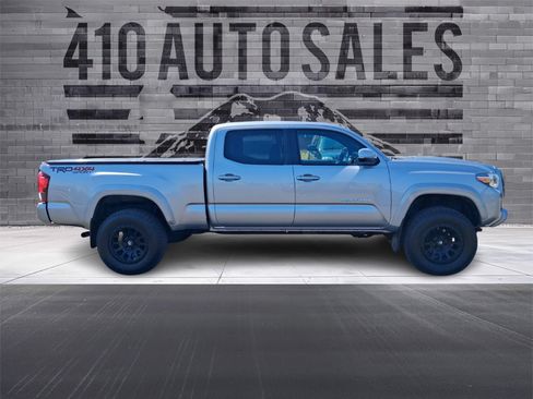Used 2018 Toyota Tacoma TRD Sport AWD/4WD image 2