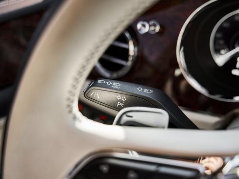 Used 2023 Bentley Bentayga Extended Wheelbase image 60