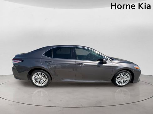 Used 2018 Toyota Camry XLE FWD image 3