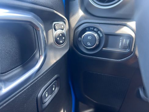 Used 2023 Jeep Gladiator Sport AWD/4WD image 19
