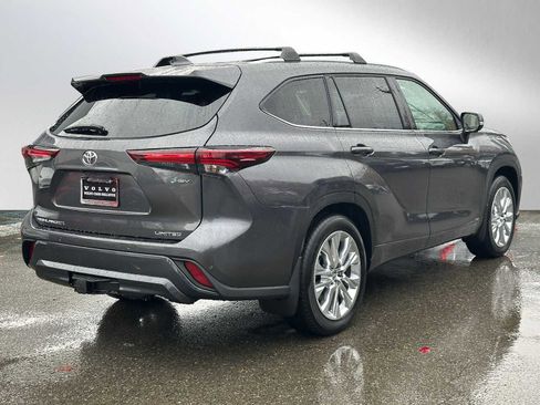 Used 2025 Toyota Highlander Limited image 3