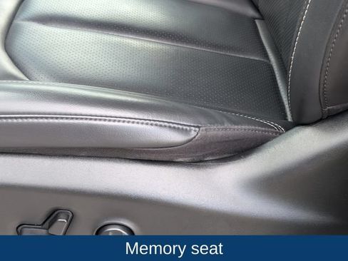 Used 2023 Chrysler Pacifica Touring-L FWD image 11