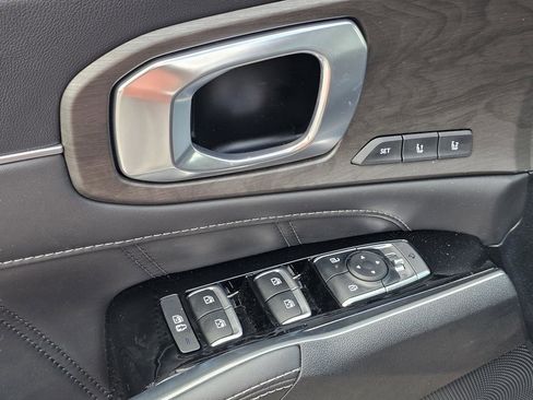 Used 2025 Kia Sorento SX Prestige image 16